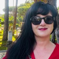 Frau Tina verbindet